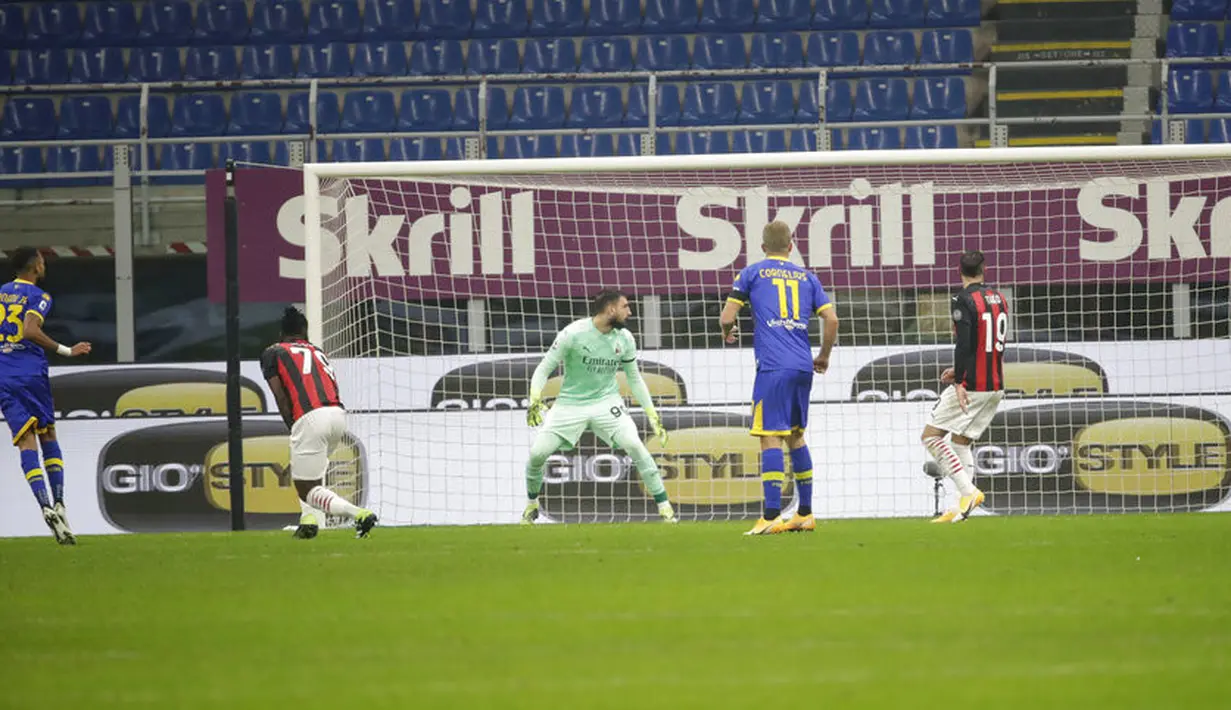 Pemain Parma Hernani (kiri) mencetak gol ke gawang AC Milan pada pertandingan Serie A di Stadion San Siro, Milan, Italia, Minggu (13/12/2020). AC Milan masih puncaki klasemen usai bermain imbang 2-2 lawan Parma. (AP Photo/Luca Bruno)