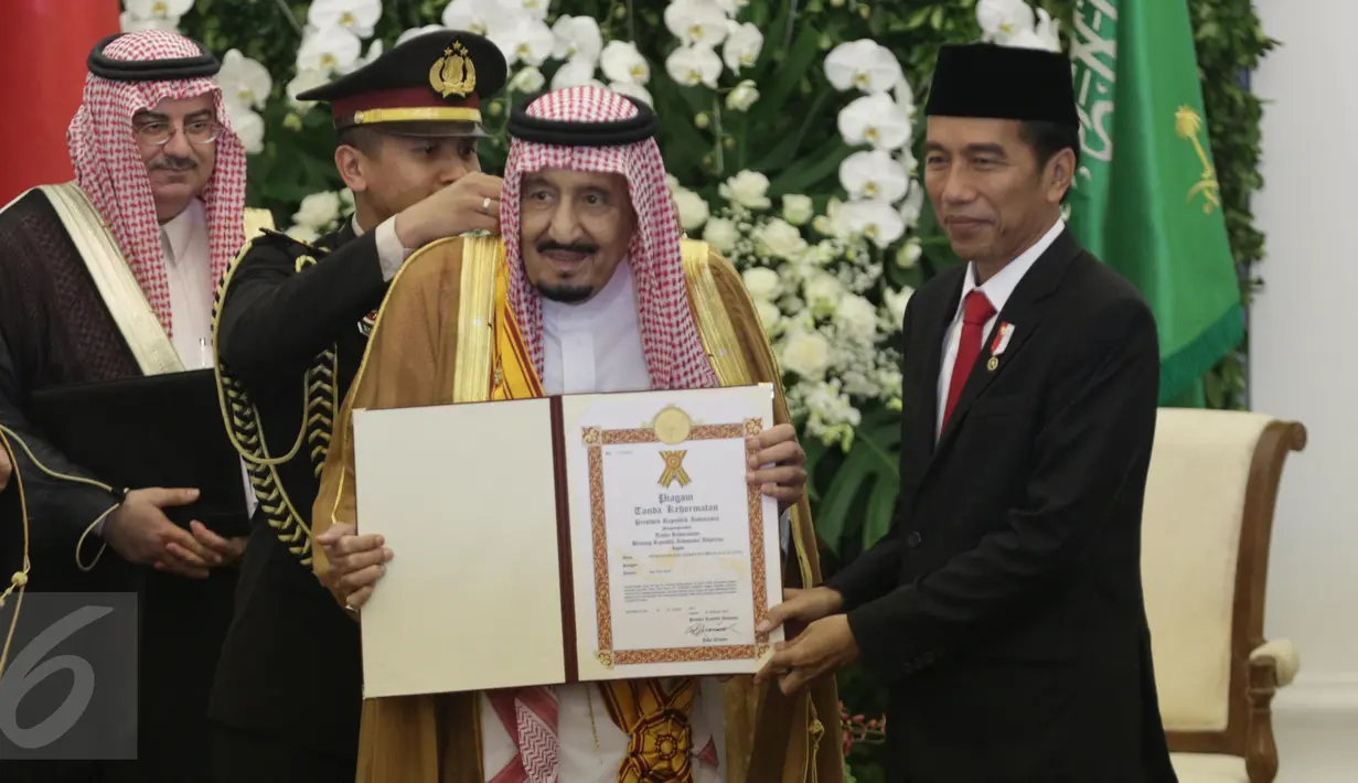 Raja Salman memperlihatkan piagam penghargaan yang diperolehnya dari Pemerintah Indonesia di Istana Bogor, Jawa Barat, Rabu (1/2). Raja Salman mendapat penghargaan Bintang Republik Indonesia Adipurna. (Liputan6.com/Angga Yuniar)