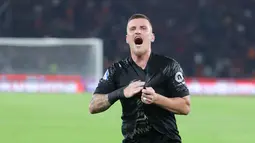 Pemain Persija Jakarta, Fábio Calonego, merayakan kemenangan atas PSIM Yogyakarta dalam laga pekan ke-14 BRI Super League 2025/2026 di Stadion Utama Gelora Bung Karno, Jakarta, Jumat (28/11/2025). (Bola.com/M Iqbal Ichsan)