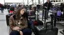 Penumpang maskapai Avianca menunggu penerbangan yang tertunda di Bandara Internasional John F Kennedy (JFK), New York, Senin (8/1). Banjir yang disebabkan kerusakan saluran air mengakibatkan kekacauan dan pembatalan sejumlah penerbangan. (AP/Richard Drew)