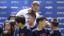 Pemain Paris Saint-Germain (PSG), Sergio Ramos menyapa pesepak bola cilik saat memberikan pelatihan di Jepang. (AP/Eugene Hoshiko)
