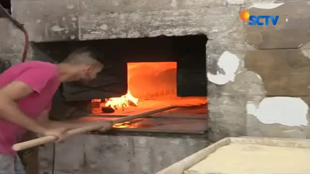 Rasa yang khas berkat oven tradisional dan cara pembuatan yang masih tradisional, membuat usaha roti milik Abu dianggap lebih nikmat.