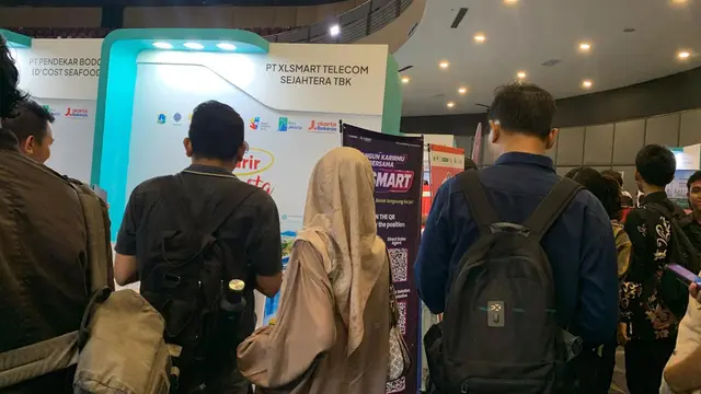 Potret pelamar kunjungi stan perusahaan di acara TKM Expo 2026 di SMESCO, Jakarta Selatan, pada hari Jumat (23/10/2026).