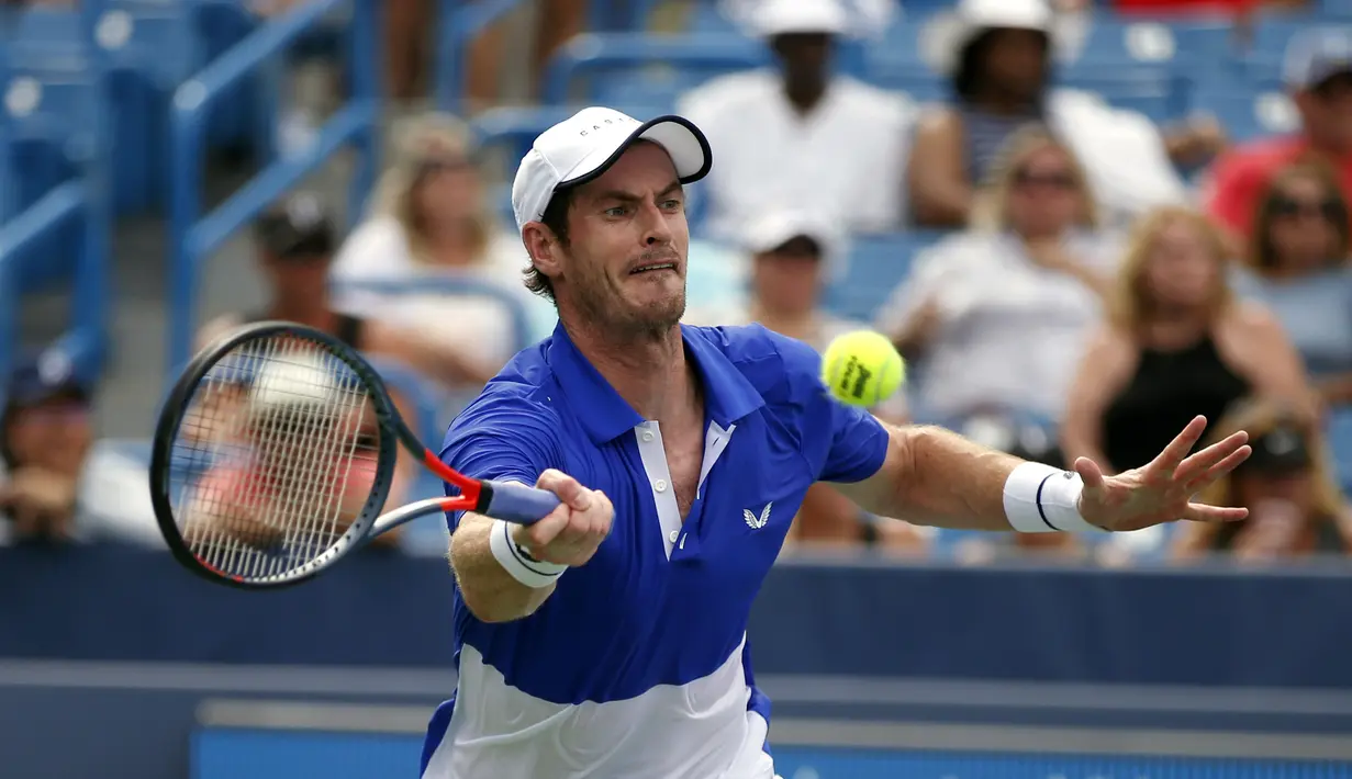 Petenis Inggris, Andy Murray mengembalikan bola pukulan Richard Gasquet dari Prancis saat bertanding pada turnamen tenis Cincinnati Masters di Mason, Ohio (12/8/2019). Dalam pertandingan ini Murray menciptakan 20 pukulan winner namun melakukan 28 unforced error. (AP Photo/Gary Landers)