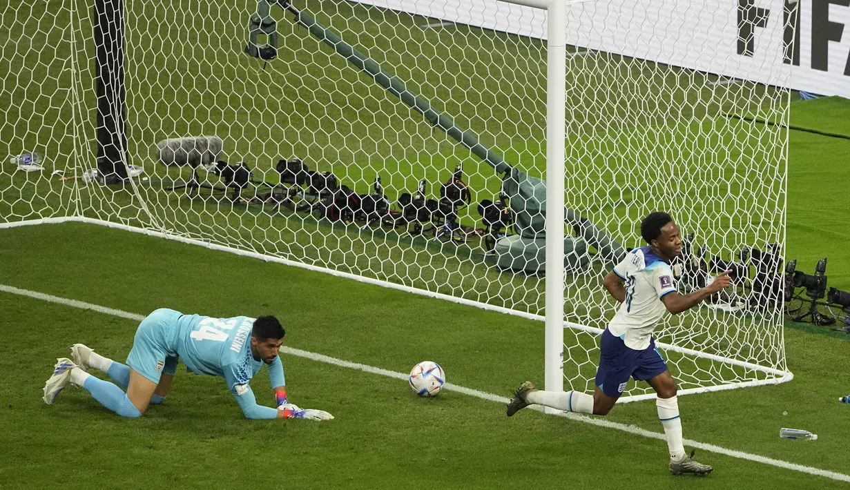 Penyerang Inggris, Raheem Sterling berselebrasi usai mencetak gol ketiga timnya ke gawang Iran selama pertandingan grup B Piala Dunia  2022 Qatar di Stadion Internasional Khalifa di Doha, Qatar, Senin (21/11/2022). Inggris menang telak atas Iran dengan skor 6-2. (AP Photo/Pavel Golovkin)
