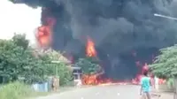 Truk pengangkut BBM menabrak tiga rumah di Jalan Lintas Tengah Sekayu-Lubuk Linggau, Kabupaten Musi Banyuasin, Sumatera Selatan, Rabu sekitar pukul 12.30 WIB. (Liputan6.com/ Ist)