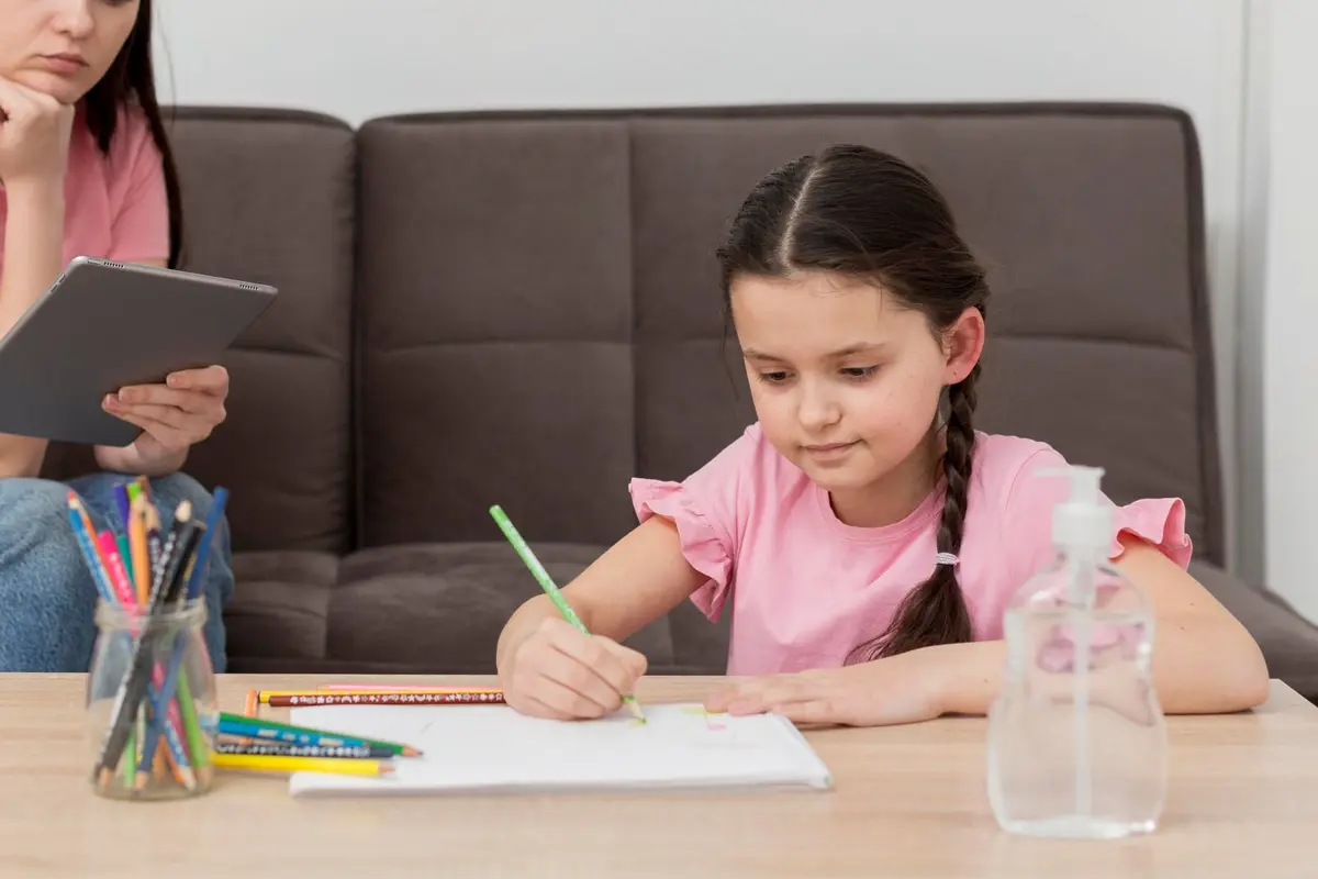 Stop Bilang “Anak Pintar”, Ini Cara Memuji Anak yang Benar agar Percaya Diri Tumbuh dari Dalam