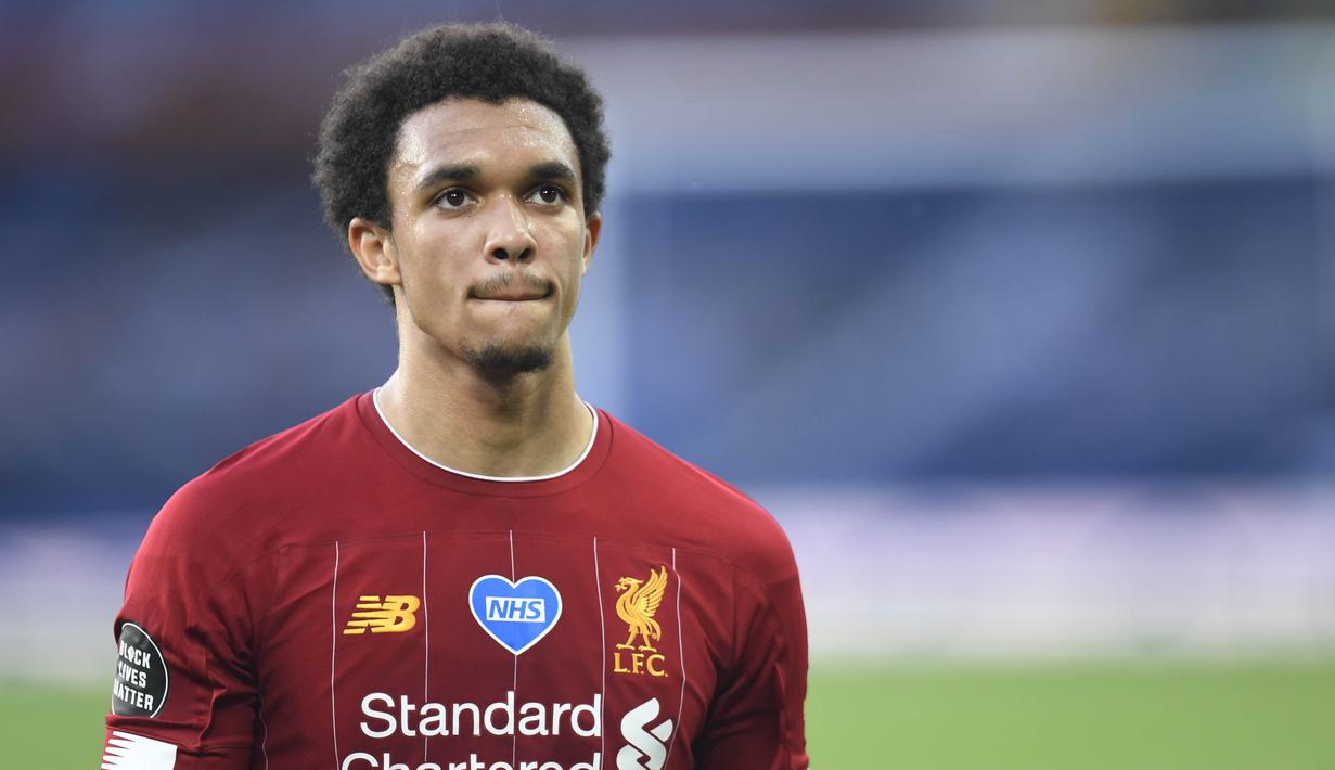 Bek Liverpool, Trent Alexander-Arnold , tampak kecewa usai gagal mengalahkan Everton pada laga Premier League di Stadion Goodison Park, Minggu (21/6/2020). Laga Derbi Merseyside edisi ke-236 itu berakhir 0-0. (AP/Peter Powell)