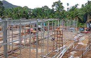Pembangunan hunian sementara (huntara) bagi warga terdampak bencana tanah longsor dan banjir bandang (galodo) di Kabupaten Agam. (Dok. Antara)