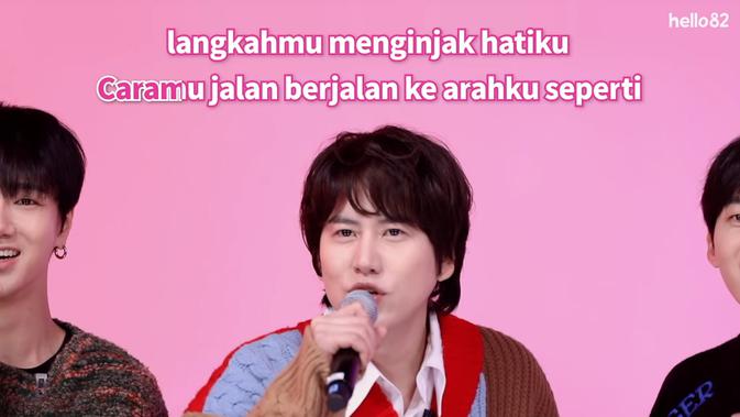 Super Junior menyanyikan lagu versi bahasa Indonesia. (Tangkapan layar YouTube/ Tokopedia)
