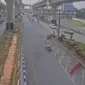 CCTV merekam pengendara motor ditabrak mobil hingga tewas di Jalan Raya Bekasi, Cakung, Jakarta Timur, Rabu (14/6/2023) lalu. (Ist)