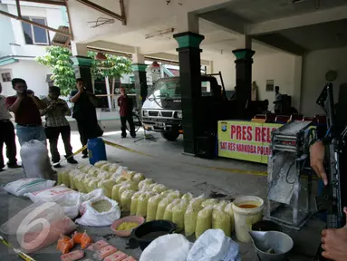 Petugas menjaga barang bukti bahan dan mie berformalin di Panggungharjo ,Sewon ,Bantul,Yogyakarta, (10/8). Pabrik diketahui menggunakan zat berformalian untuk meproduksi mie buatannya. (Boy Harjanto)