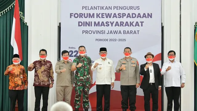 Gubernur Jawa Barat Ridwan Kamil saat melantik kepengurusan Forum Kewaspadaan Dini Masyarakat (FKDM) Provinsi Jabar periode 2022-2025