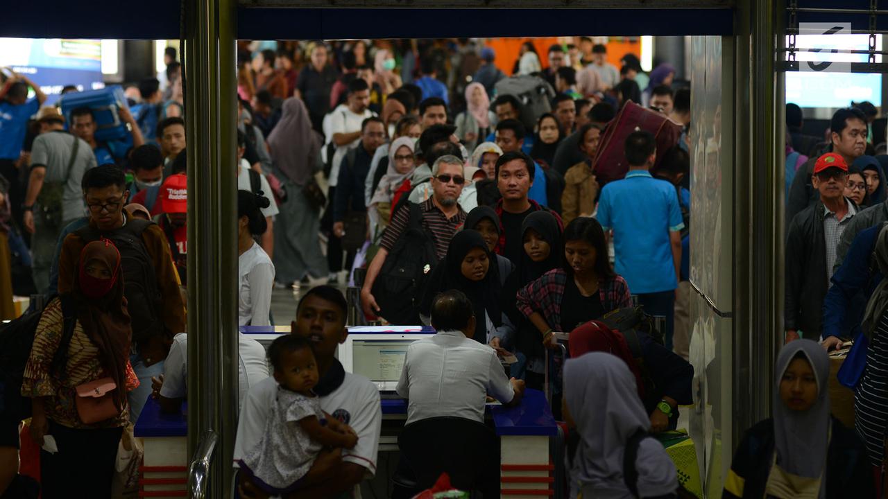 Stasiun Gambir Dibanjiri Pemudik