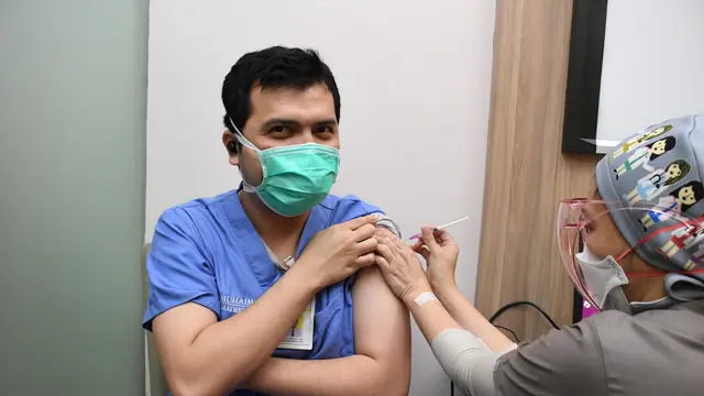 Dokter menerima suntikan vaksin booster Moderna