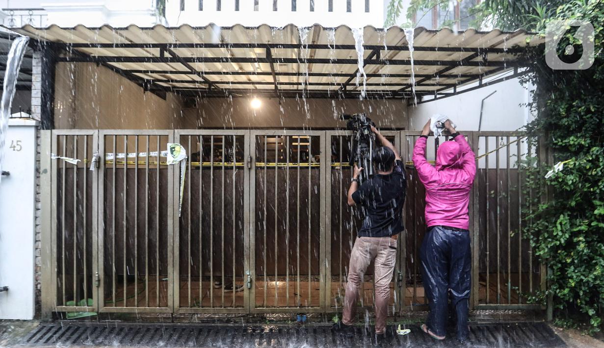 Awak media meliput saat perwakilan Pengadilan Negeri Jakarta Selatan dan Jaksa Penuntut Umum meninjau Tempat Kejadian Perkara (TKP) kasus dugaan pembunuhan berencana Brigadir Nofriansyah Yosua Hutabarat alias Brigadir J di Kompleks Perumahan Polri Duren Tiga, Rabu (4/1/2023). Pemeriksaan di TKP dilakukan demi melengkapi fakta-fakta persidangan kasus pembunuhan berencana Brigadir J yang selama ini telah digelar. (Liputan6.com/Johan Tallo)