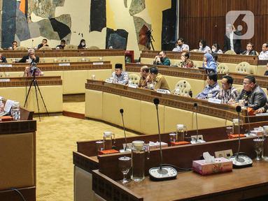 Suasana Rapat Dengar Pendapat (RDP) KPU dengan Komisi II DPR di Kompleks Parlemen, Senayan, Jakarta, Senin (3/10/2022). Rapat Dengar Pendapat (RDP) tersebut membahas rancangan Peraturan KPU (PKPU) tentang penyusunan daftar pemilih dan partisipasi masyarakat dalam pemilihan umum serta PKPU tentang pemilihan Gubernur dan Wakil Gubernur, Bupati dan Wakil Bupati, atau Walikota dan Wakil Walikota serta membahas rancangan PKPU tentang penetapan daerah pemilihan dan alokasi kursi anggota Dewan Perwakilan Rakyat Daerah Kabupaten/Kota dalam pemilihan umum. (Liputan6.com/Angga Yuniar)