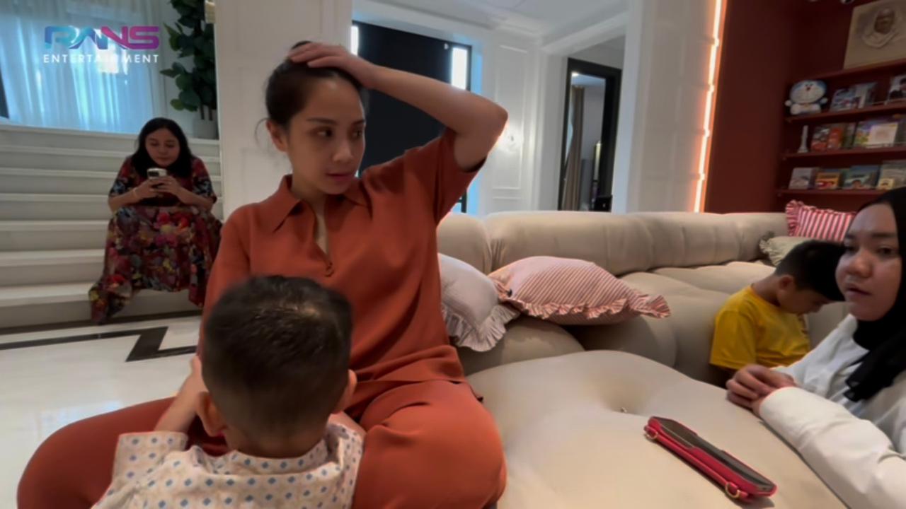Lagi Ngambek ke Rayyanza, Nagita Slavina Salfok Lihat Rambut Baby Lily - Disebut Kayak Musuhnya Sonic