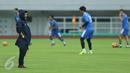 Pelatih Persib, Djajang Nurjaman mengamati sesi latihan timnya jelang laga perebutan tempat ketiga Piala Presiden 2017 di Stadion Pakansari, Kab Bogor, Jumat (10/3). Persib akan melawan Semen Padang, Sabtu (11/3). (Liputan6.com/Helmi Fithriansyah)