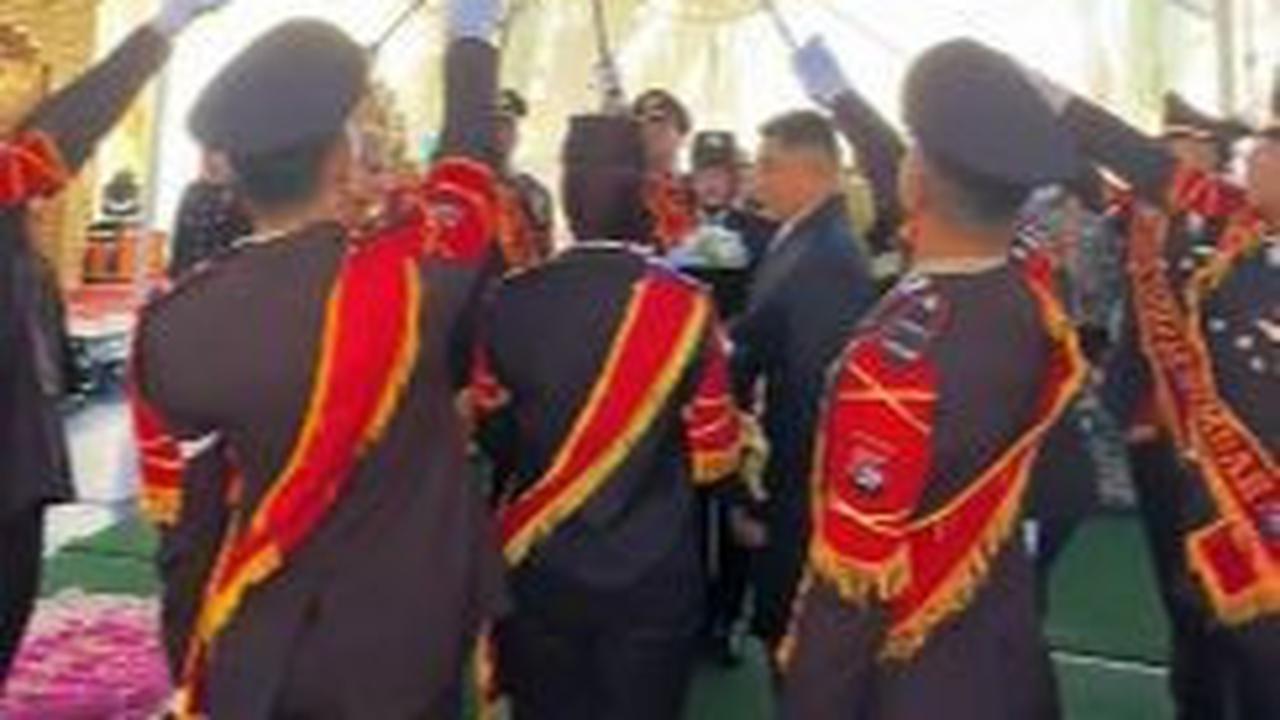 Momen Pernikahan Lettu TNI AL & Iptu Polwan, Penuh Pedang Pora para Perwira