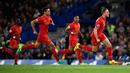 Gelandang Liverpool, Jordan Henderson (kanan) berlari melakukan selebrasi usai mencetak gol kegawang Chelsea pada lanjutan Liga Inggris di Stadion Stamford Bridge, London, (17/9). Liverpool menang atas Chelsea dengan skor 2-1. (Reuters/Dylan Martinez)