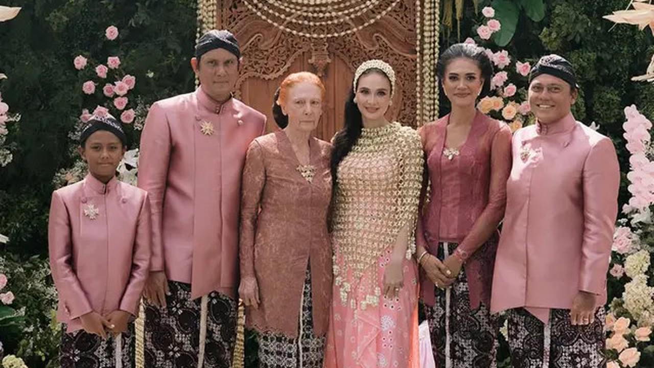 6 Potret Kakak Ipar dan Keponakan Luna Maya di Hari Pernikahan, Kenakan Kebaya Pancarkan Kecantikan Perempuan Indonesia