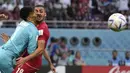 Kiper Timnas Iran Alireza Beiranvand bertabrakan dengan rekan setimnya Majid Hosseini (kanan) saat pertandingan sepak bola grup B Piala Dunia Qatar 2022 antara Inggris dan Iran di Stadion Internasional Khalifa, Doha, Qatar, Senin (21/11/2022). Kejadian ini berawal dari seorang pemain Inggris yang melepas umpan silang dan melambung ke wilayah kotak penalti timnas Iran. (AP Photo/Alessandra Tarantino)