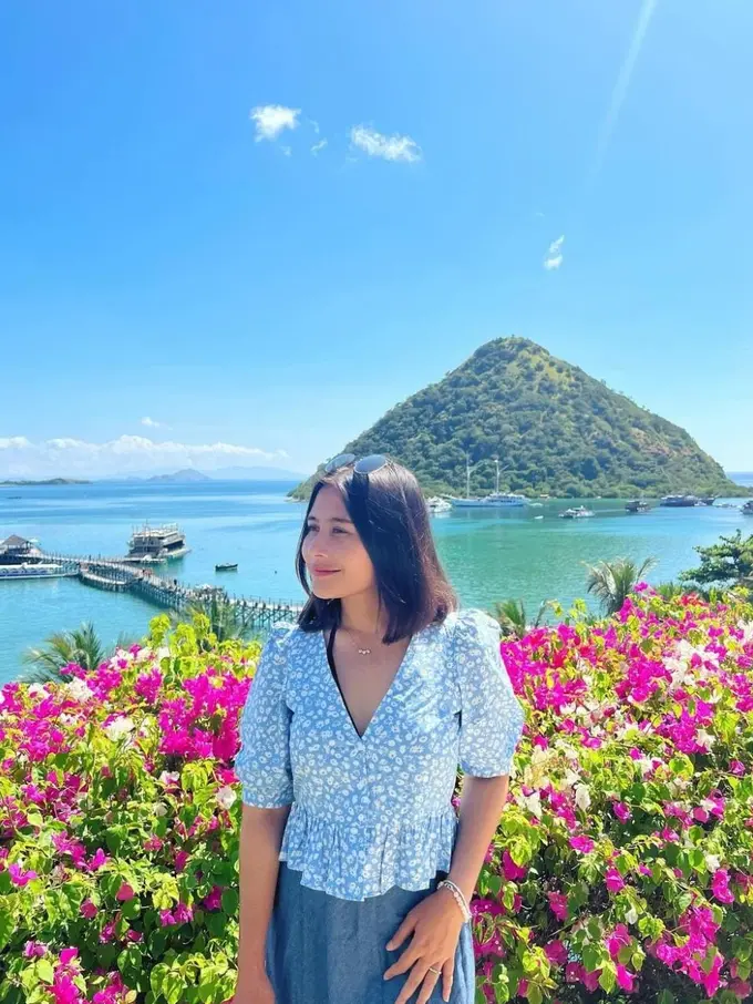 Outfit Prilly Latuconsina dalam Balutan Biru