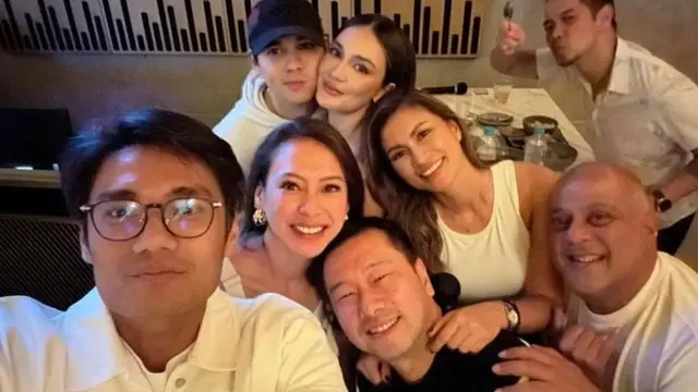 Maxime Bouttier dan Luna Maya tampak mesra nonton konser bareng