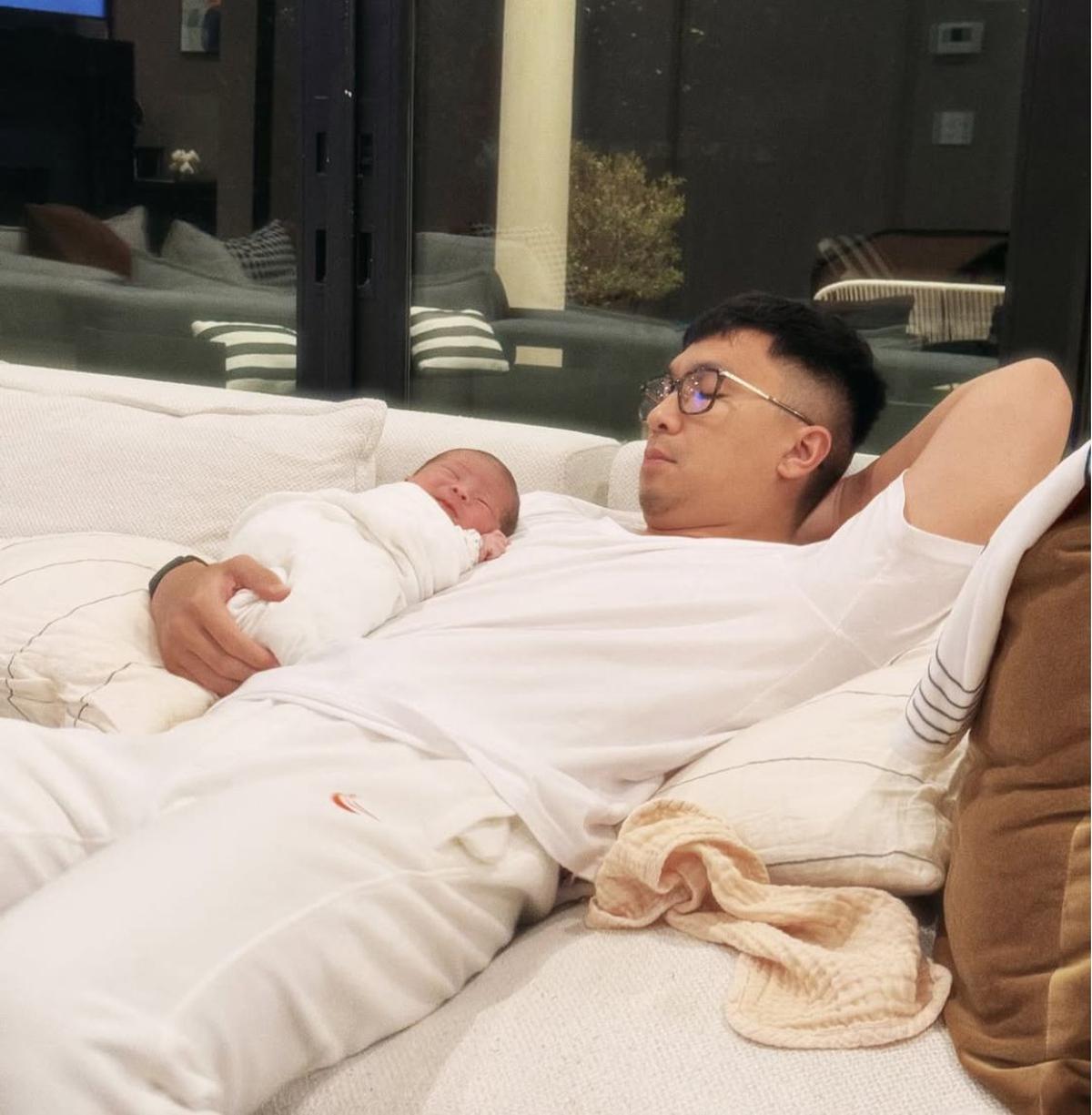 Potret Momen Nikita Willy dan Indra Priawan Merayakan Satu Bulan Pasca Kelahiran Anak Kedua