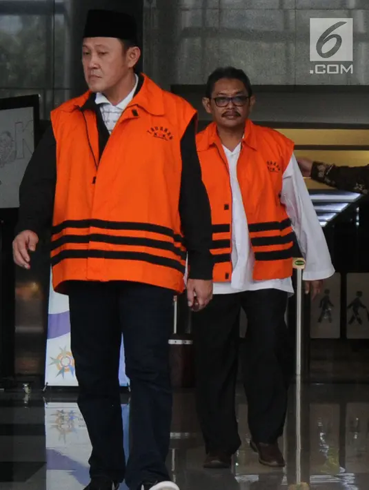 Dua tersangka Anggota DPRD Lampung Tengah Rusliyanto (depan) dan Anggota DPRD Kota Malang HM Zainuddin (belakang) usai menjalani pemeriksaan di gedung KPK, Jakarta, Jumat (13/4).  (Merdeka.com/Dwi Narwoko)