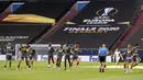 Para pemain Inter Milan melakukan pemanasan selama sesi latihan di Veltins-Arena di Gelsenkirchen, Jerman, Selasa, (4/8/2020). Inter Milan akan bertanding melawan  Getafe pada babak 16 besar Liga Europa di Veltins Arena. (Lars Baron/Pool via AP)