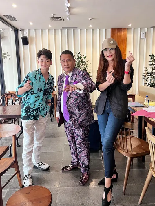 Momen Kenzou senang bisa bertemu dengan pengacara kondang Hotman. "Kenzou senang sekali ketemu Om @hotmanparisofficial “Wah ma…ternyata Om Hotman baik sekali yahhh…dan cincin2nya besar2” kata @kenzoulionofficial 🤩 Terima kasih yah Bang @hotmanparisofficial GBU,"  tulis Tamara dalam unggahan pertengahan Juni lalu. [Instagram/tamarableszynskiofficial]