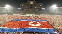 Bendera besar Korea Utara ditampilkan selama perayaan ulang tahun ke-73 negara itu di Lapangan Kim Il Sung di Pyongyang, Kamis (9/9/2021). Korea Utara dilaporkan menggelar parade militer pada Kamis dini hari dalam rangka merayakan HUT ke-73. (Korean Central News Agency/Korea News Service via AP)