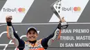 Pembalap Repsol Honda, Marc Marquez memegang trofi juara balapan MotoGP San Marino 2017 di atas podium Sirkuit Misano, Italia, Minggu (10/9). Marquez sukses mencatat waktu 50 menit 41,565 detik, terpaut 1,192 detik. (AP Photo/Antonio Calanni)