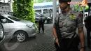  Aparat kepolisian tampak berjaga-jaga saat Misa Kamis Putih di Gereja Katedral, Jakarta, Kamis (17/4/2014)(Liputan6.com/Johan Tallo).