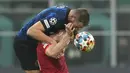 Bek Inter Milan Stefan de Vrij menyundul bola melewati penyerang Liverpool Diogo Jota pada leg pertama babak 16 besar Liga Champions di Stadion Giuseppe Meazza, Milan, Kamis dini hari WIB (17/2/2022). Melawat ke markas Inter Milan,  Liverpool menang 2-0. (AP Photo/Antonio Calanni)