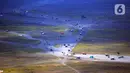 <p>Kendaraan jip wisatawan memadati hamparan pasir kaldera Bromo di Ngadisari, Probolinggo, Jawa Timur, Minggu (30/4/2023). (merdeka.com/Arie Basuki)</p>