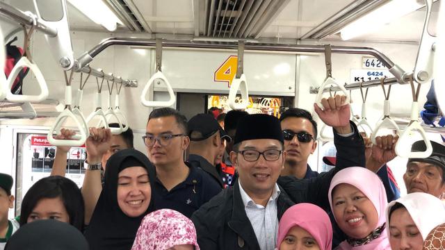 Cagub Jawa Barat Ridwan Kamil berfoto selfie bersama para penumpang KRL Bekasi (Istimewa)