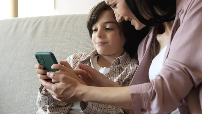 parenting contoh baik dalam penggunaan teknologi