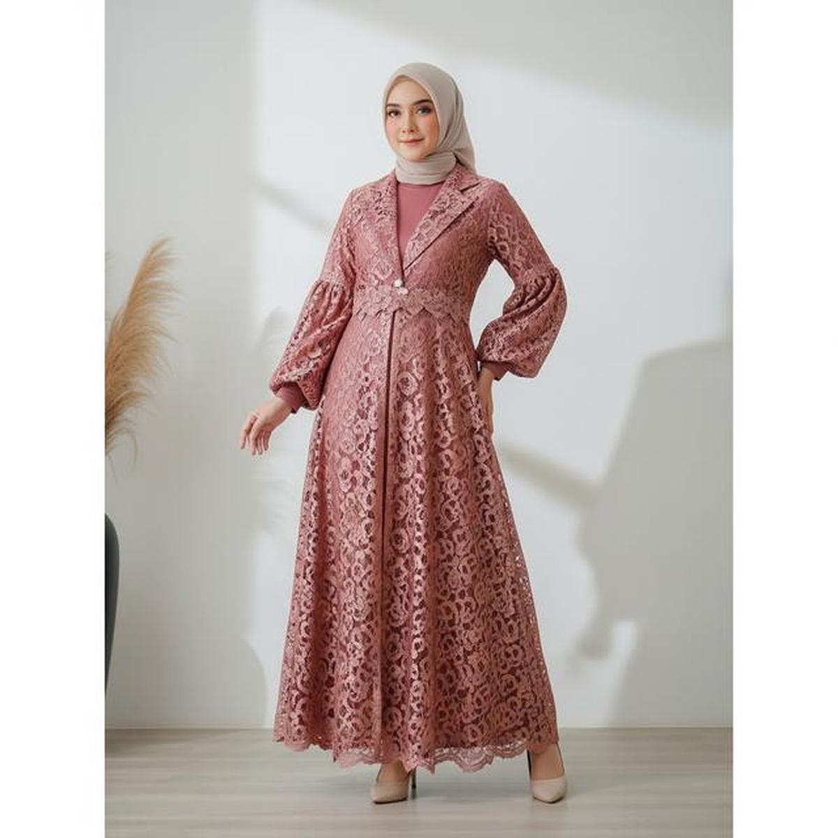 Cara Memadukan Gamis Brokat dengan Blazer agar Tidak Berlebihan, Tetap Anggun dan Modern