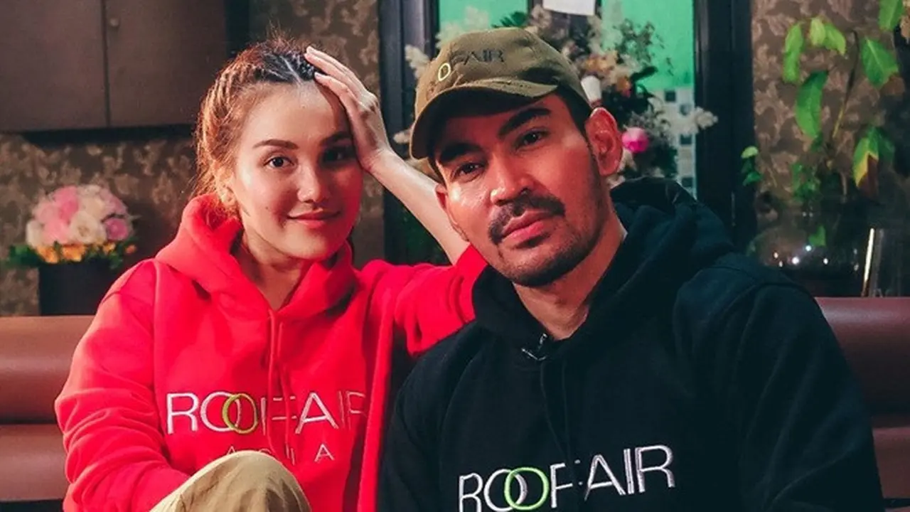 7 Potret Kebersamaan Ayu Ting Ting dan Robby Purba, Didoakan Berjodoh Oleh Netizen