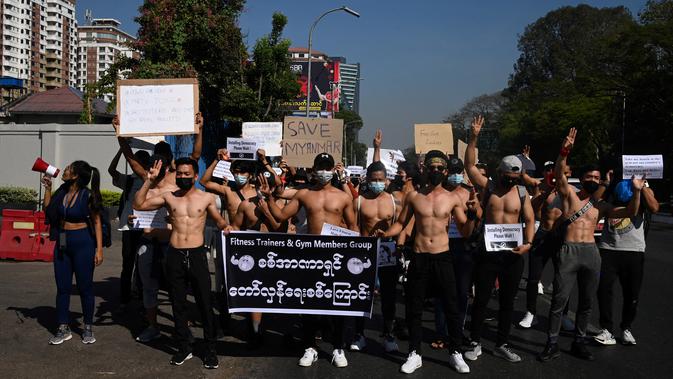 Sejumlah binaragawan dengan membawa poster dan spanduk ambil bagian dalam protes menentang kudeta militer di Yangon, Myanmar, Kamis (11/2/2021). Memasuki hari keenam, demonstrasi menentang kudeta Myanmar dari berbagai elemen masyarakat terus berlangsung. (Sai Aung Main / AFP)