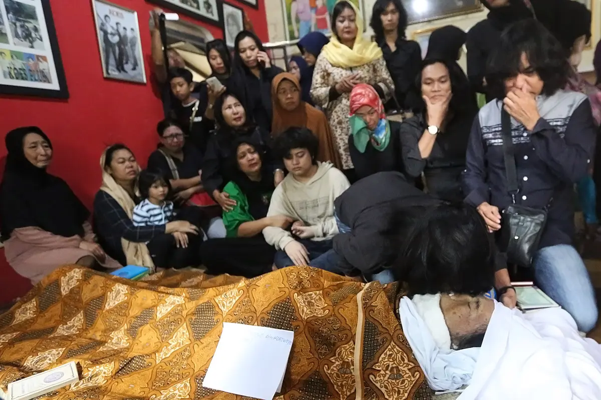 [Bintang] Suasana Rumah Duka Yon Koeswoyo