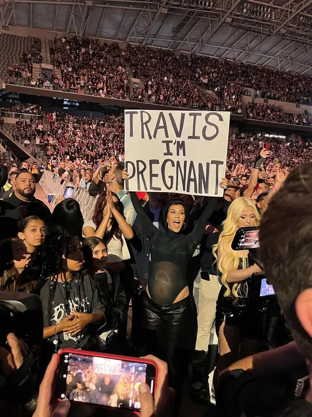 Kourtney Kardashian Umumkan Kehamilan di Konser Blink-182, Warganet Tuding Cari Sensasi