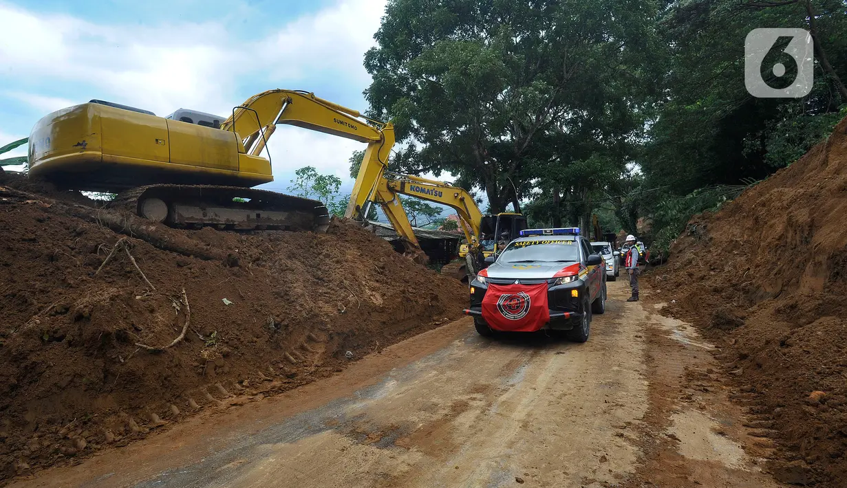 Kendaraan bermotor melintasi ruas jalan Cipanas - Cianjur yang sudah dibuka setelah terjadi longsor akibat gempa bumi di kawasan Cugenang, Cianjur, Jawa Barat, Selasa (22/11/2022). Ruas jalan Cipanas - Cianjur dibuka secara situasional karena di kawasan tersebut masih dilakukan proses evakuasi warga yang masih tertimbun longsor. (merdeka.com/Arie Basuki)