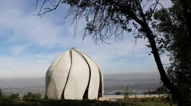 Pemandangan rumah ibadah umat Baha'i yang berdiri di pinggiran Santiago, Chile, Rabu (13/10). Bahai adalah agama monoteistik yang menekankan pada kesatuan spiritual bagi seluruh umat manusia. (Reuters/Pablo Sanhueza)