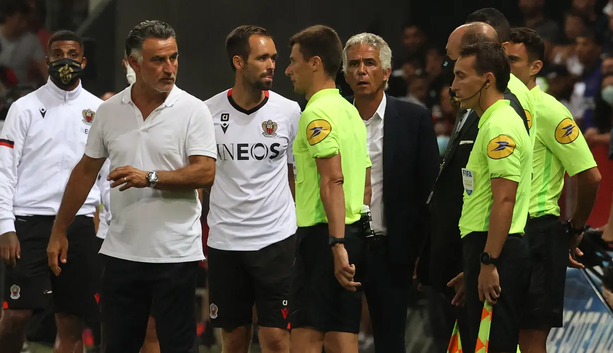 Melihat kerusuhan yang terjadi, wasit Benoit Bastien akhirnya memilih menghentikan pertandingan yang sudah memasuki menit ke-77. (Foto: AFP/Valery Hache)