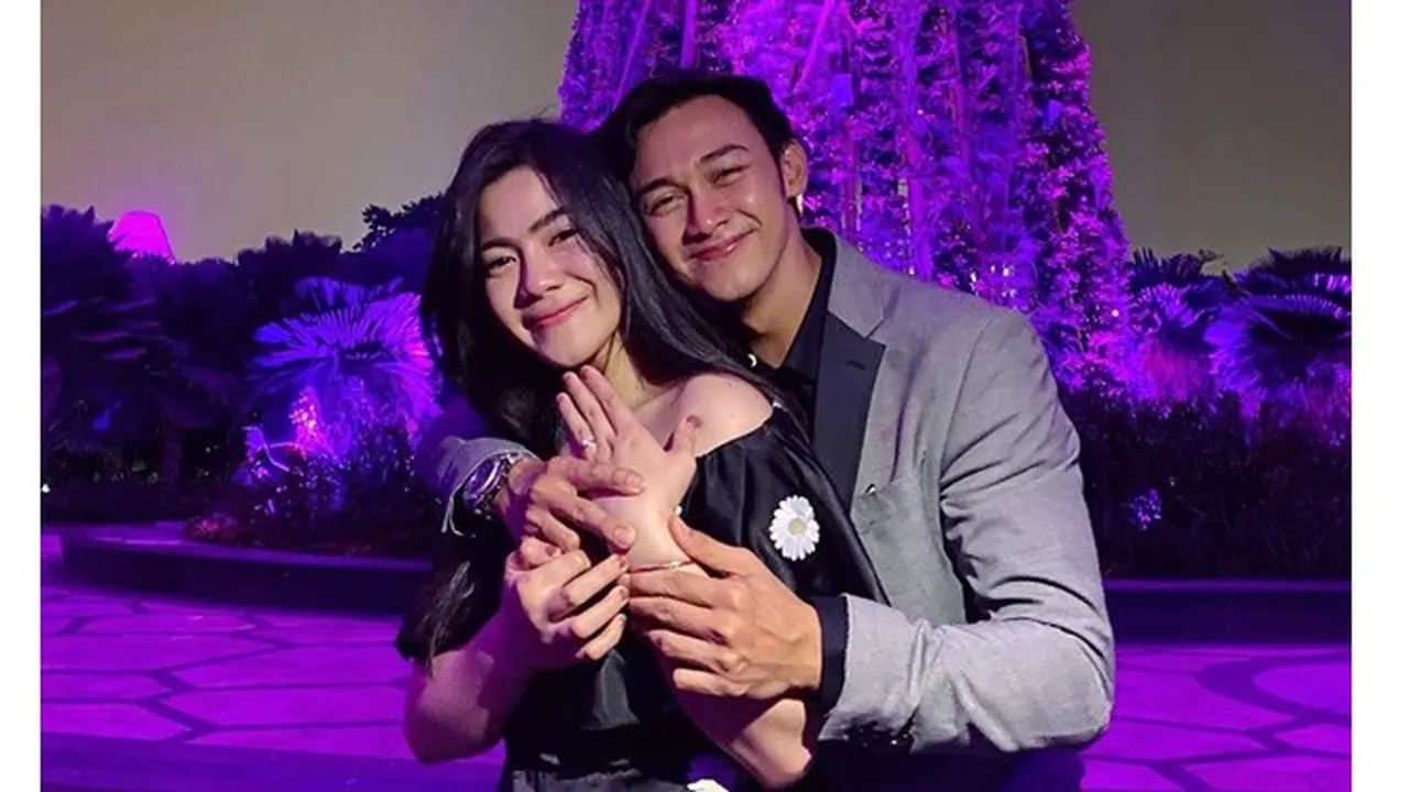 6 Momen Caesar Hito Beri Surprise Lamaran ke Felicya, Undang Banyak Teman