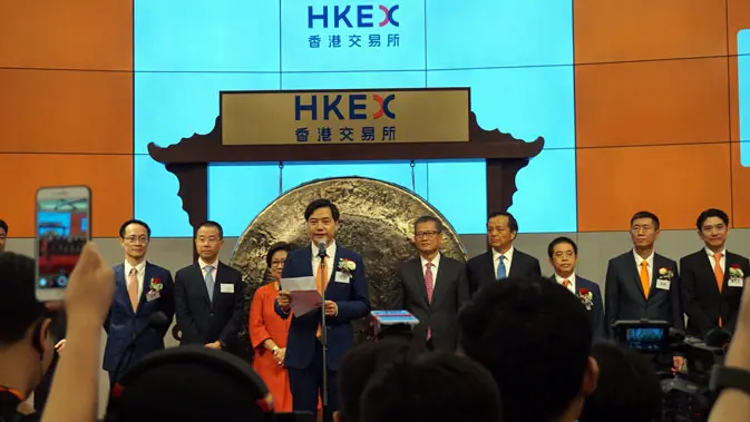 CEO sekaligus Founder Xiaomi, Lei Jun, saat memberikan sambutan dalam IPO perusahaan di Bursa Saham Hongkong, Senin (9/7/2018). (/ Agustin Setyo W).